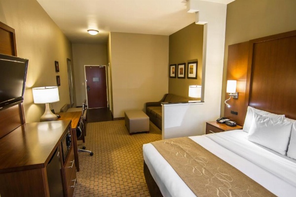 Comfort Suites Marshall image 21