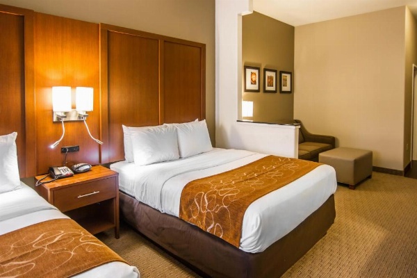 Comfort Suites Marshall image 24